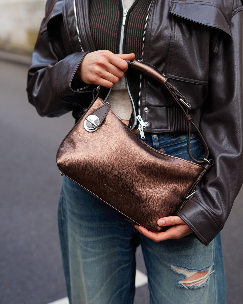 Sac baguette en cuir Elliott, modèle porté épaule Sac baguette en cuir Elliott, modèle porté épaule