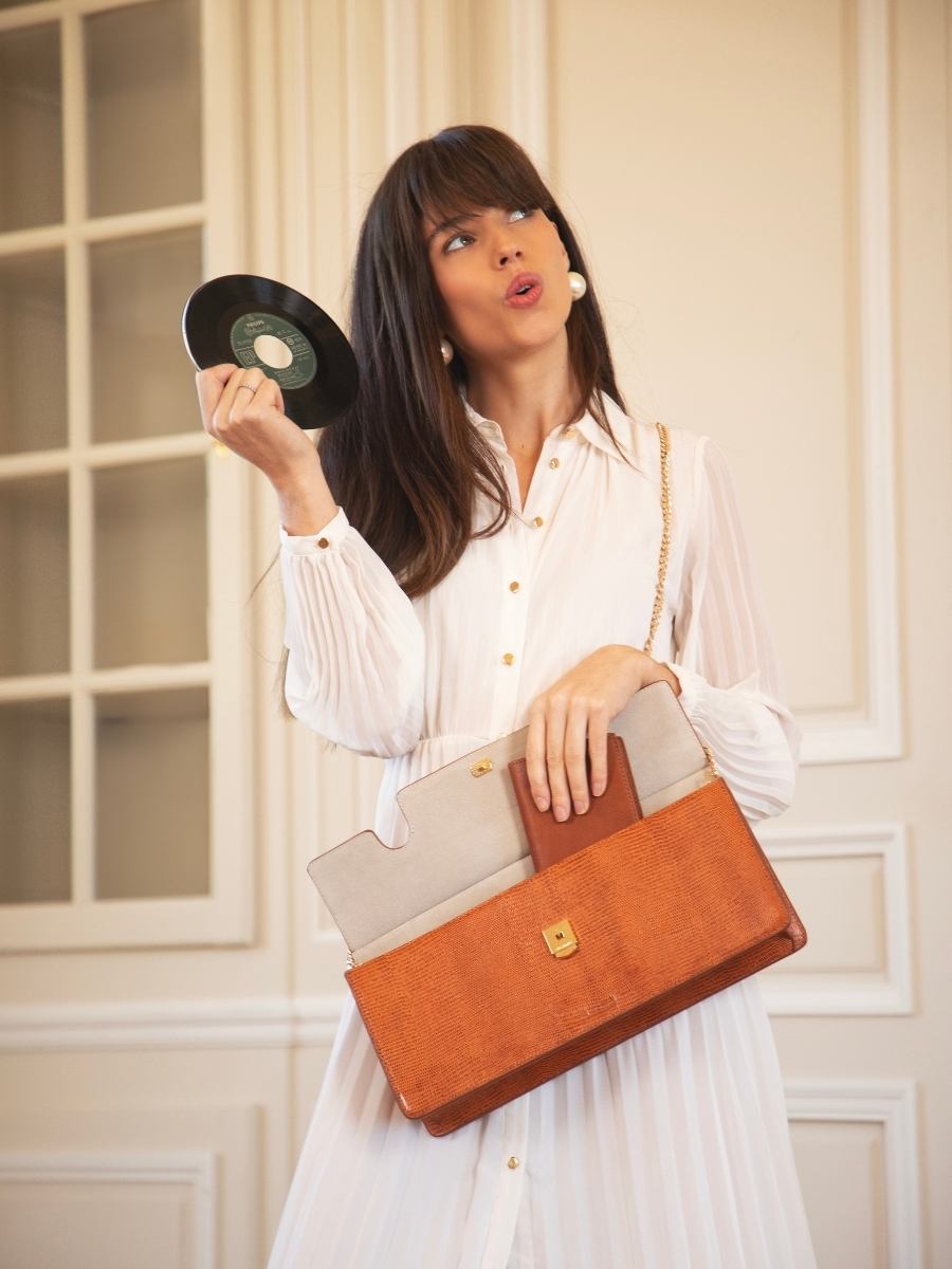 foto-vista-zoom-material-bolso-baguette-cuero-ámbar-gabrielle-ultra-long-1960-paul-marius-w42l-l-l