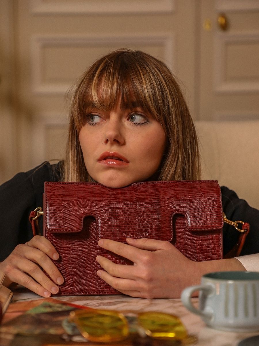 foto-vista-frontal-bolso-baguette-cuero-rojo-gabrielle-1960-paul-marius-w42-l-r