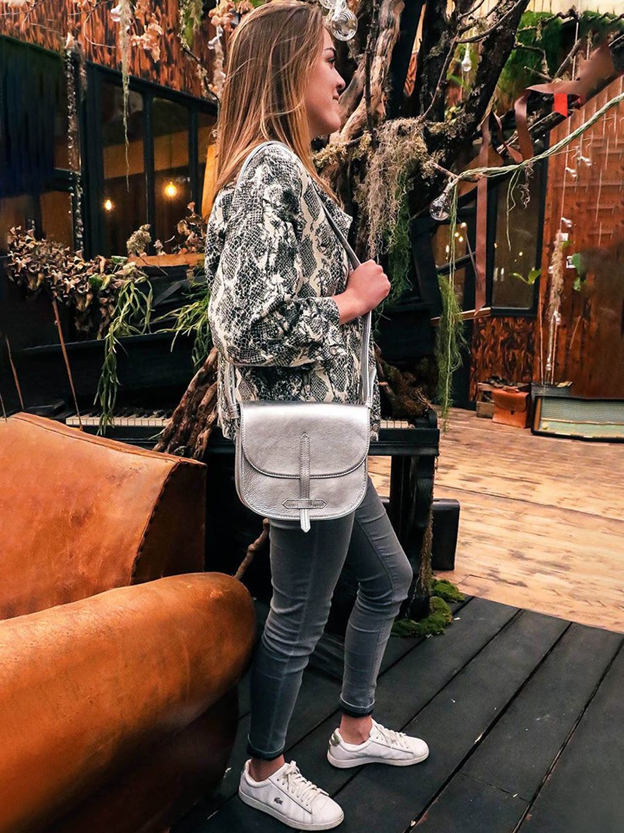 foto-material-bolso-bandolera-cuero-mujer-plateado-lidole-plateado-paul-marius-w16-s