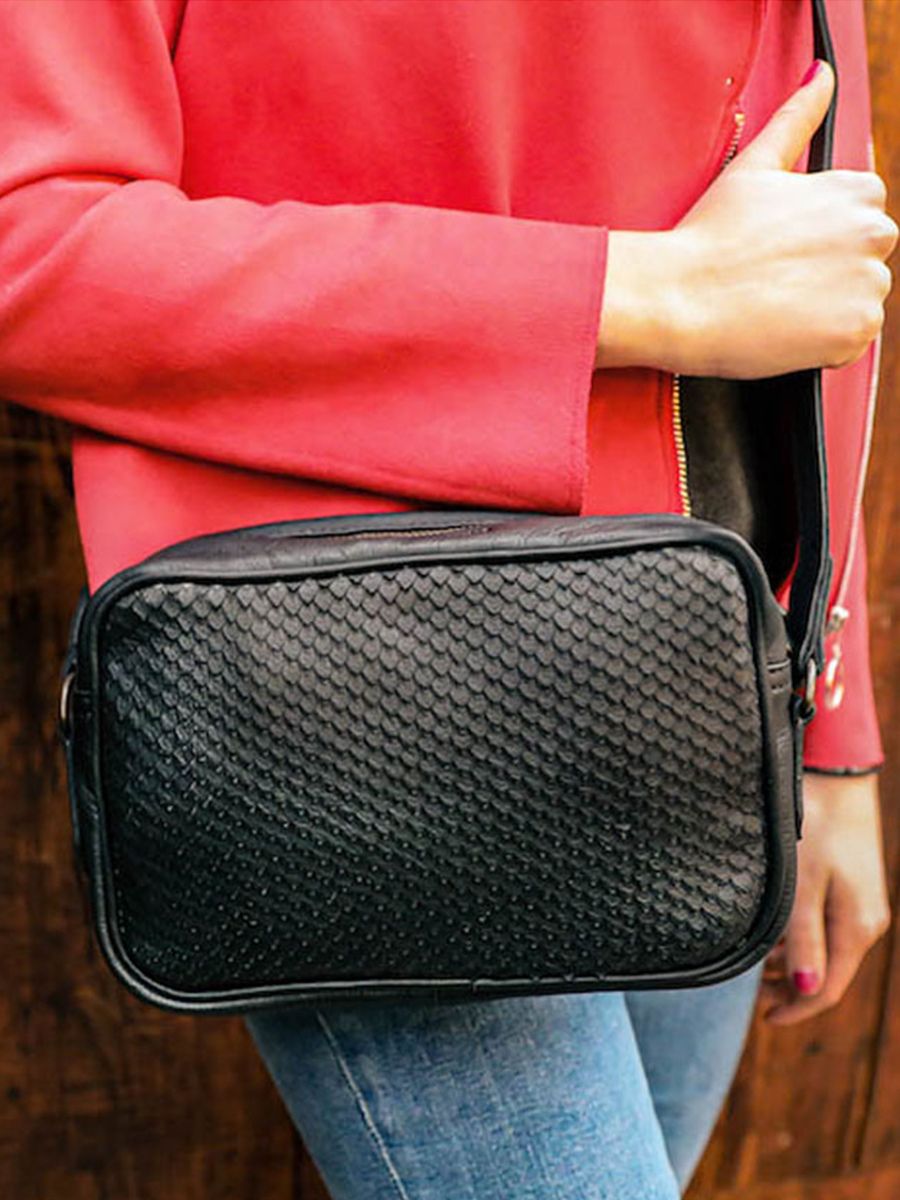 foto-vista-lateral-bolso-de-mano-de-cuero-para-mujer-negro-limpertinent-con-escamas-negras-paul-marius-w22-e-b