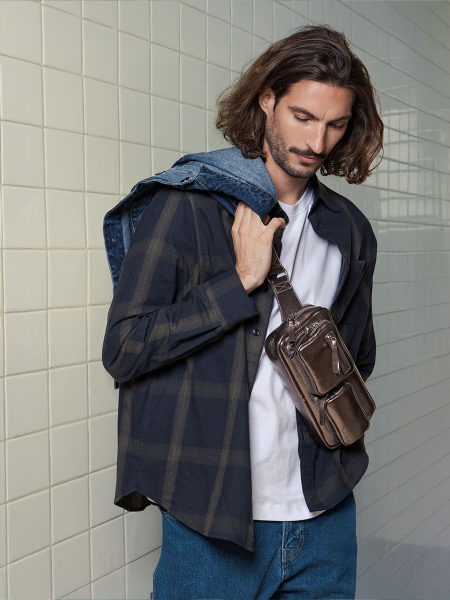 bolso-riñonera-cuero-plateado-labanane-90s-acero-vista-lateral-m86-gm