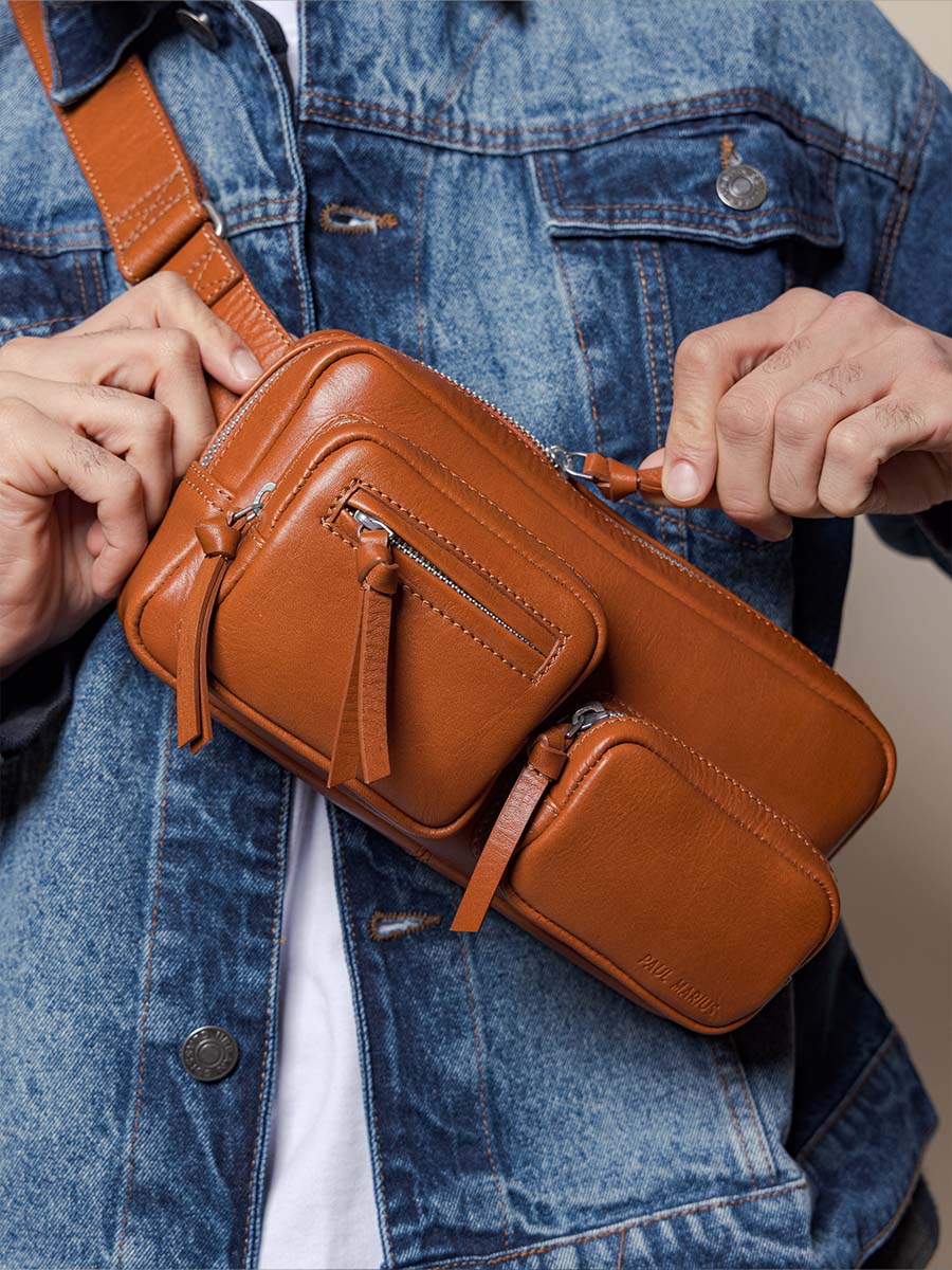 bolsa-banana-cuero-marrón-labanane-90s-coñac-vista-llevada-m86-co