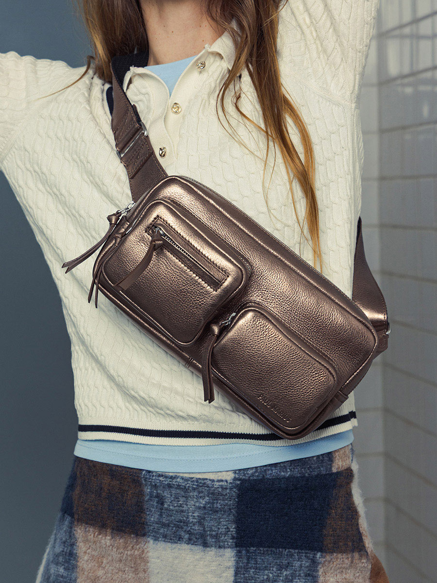 sac-banane-cuir--labanane-90s-cuivre-vue-portee-m86-c