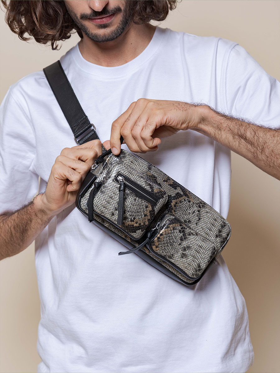 bolsa-riñon-cuero-pitón-gris-negro-labanane-90s-pitón-vista-lateral-m86-p-gre-b