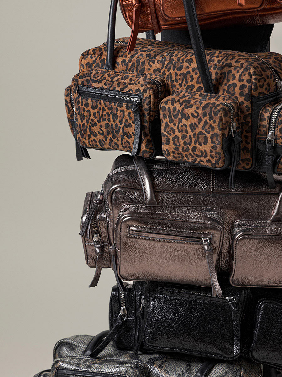 bolso-multibolsillos-cuero-leopardo-negro-lebasset-90s-leopard-vista-zoom-materia-w56-lp-b