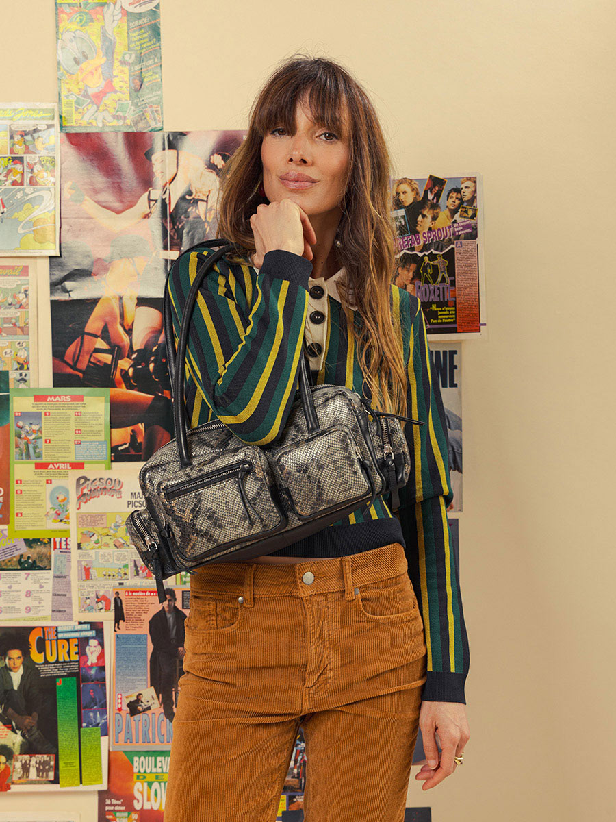 bolso-multibolsillos-cuero-pitón-gris-negro-lebasset-90s-pitón-vista-lateral-w56-p-gre-b