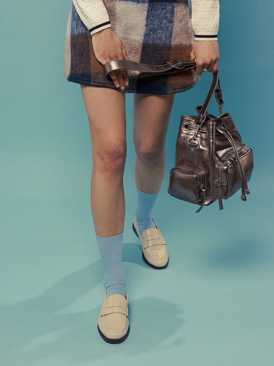 bolso-cubo-cuero-plateado-leseau-90s-acero-vista-lateral-w57-b