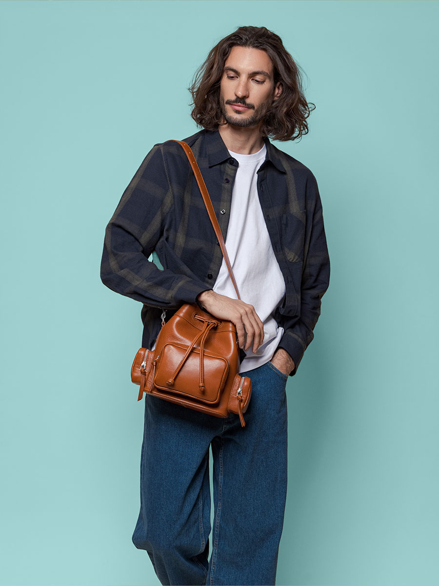 bolso-cubo-cuero-marrón-leseau-90s-cognac-vista-lateral-w57-co