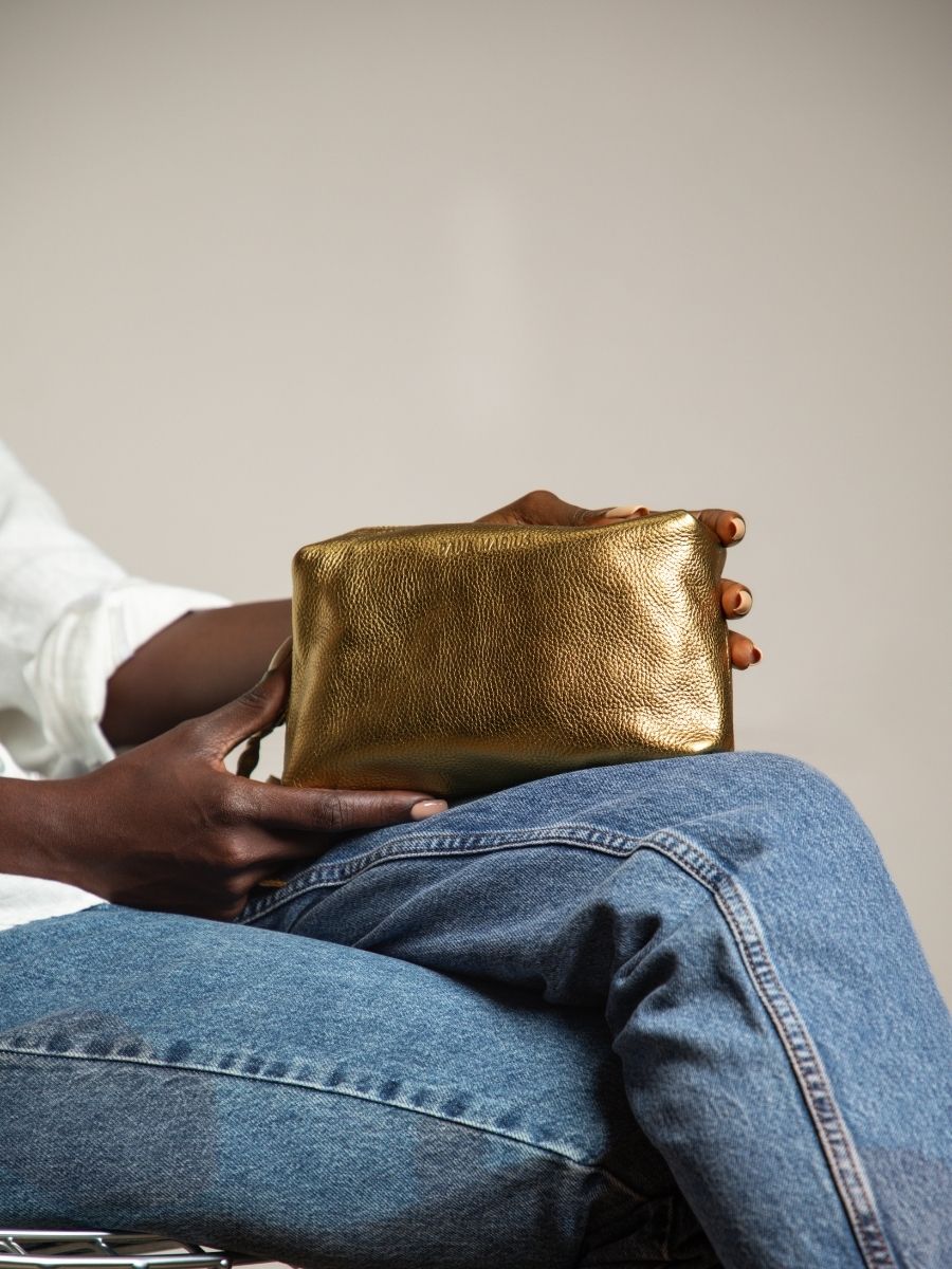 foto-zoom-material-bolso-cuero-bronce-adele-bronce-paul-marius-m500-og