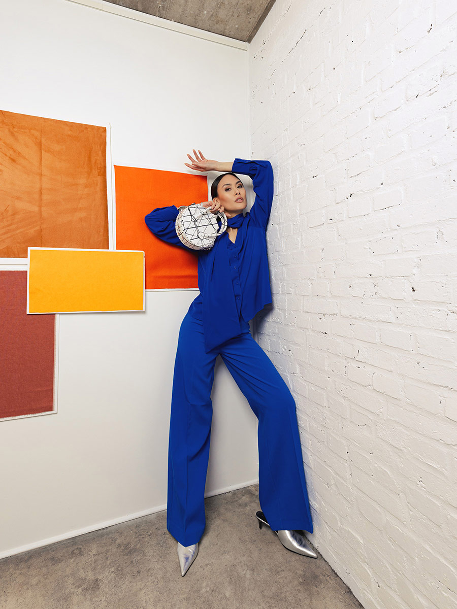 bolso-de-mano-cuero-blanco-negro-naranja-aline-arty-01-vista-lateral-w34-art1-b-w