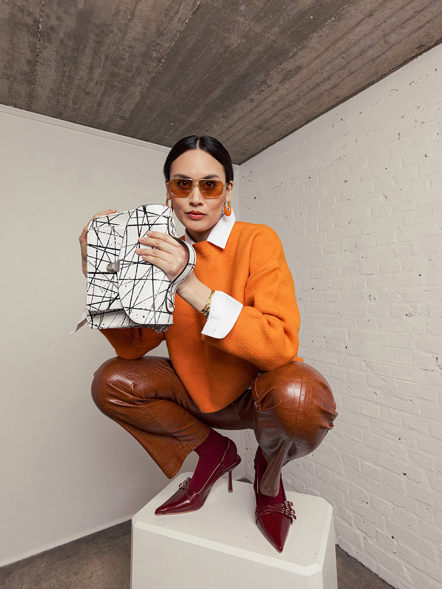 bolso-bandolera-cuero-blanco-negro-naranja-mademoiselle-george-n2-arty-01-vista-llevado-w105-art1-b-w