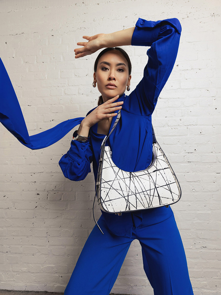 bolso-baguette-cuero-blanco-negro-naranja-victoire-arty-01-vista-llevado-w54-art1-b-w