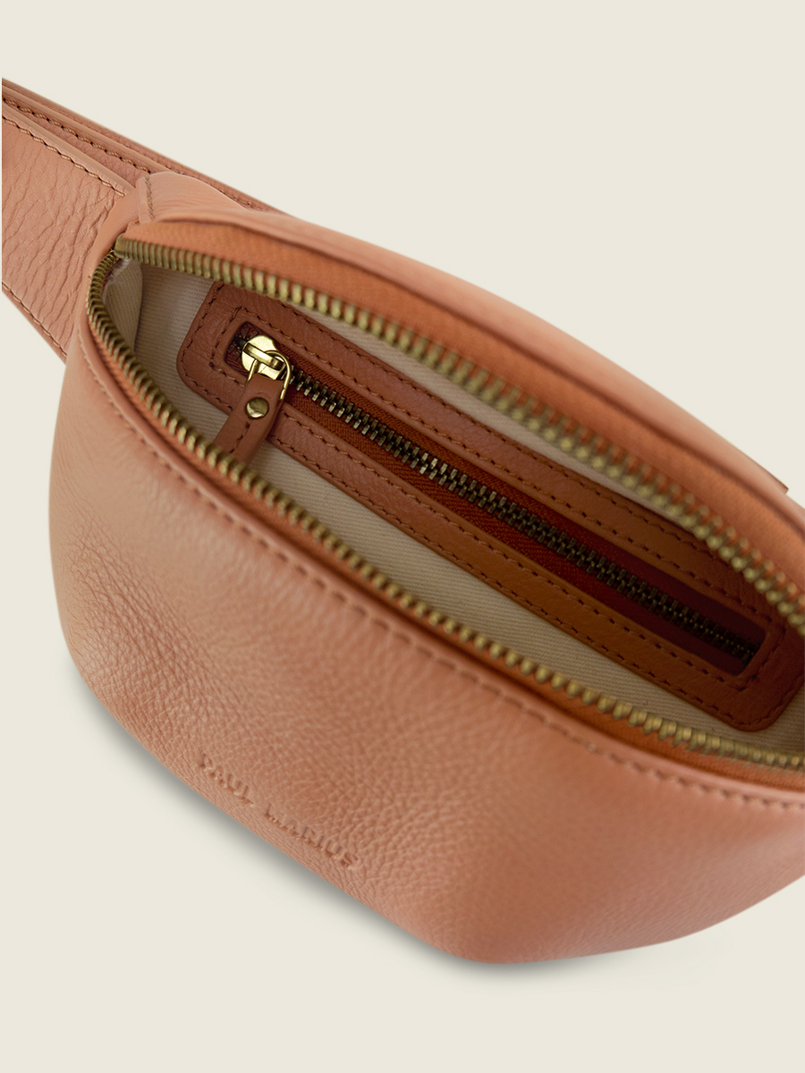 foto-vista-posterior-mini-bolso-banana-cuero-marrón-labanane-xs-art-deco-caramel-paul-marius-m503xs-ad-ca