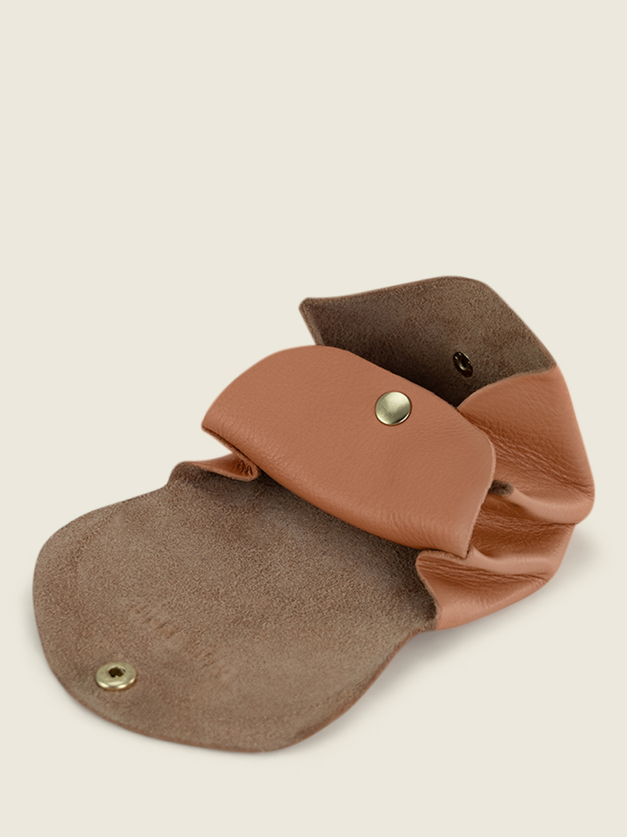 foto-vista-lateral-monedero-cuero-marrón-legustave-art-deco-caramel-paul-marius-clp-ad-ca