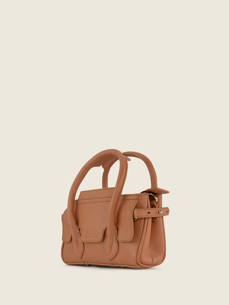 foto-vista-lateral-mini-bolso-de-mano-cuero-marrón-madeleine-xs-art-deco-caramel-paul-marius-w31xs-ad-ca