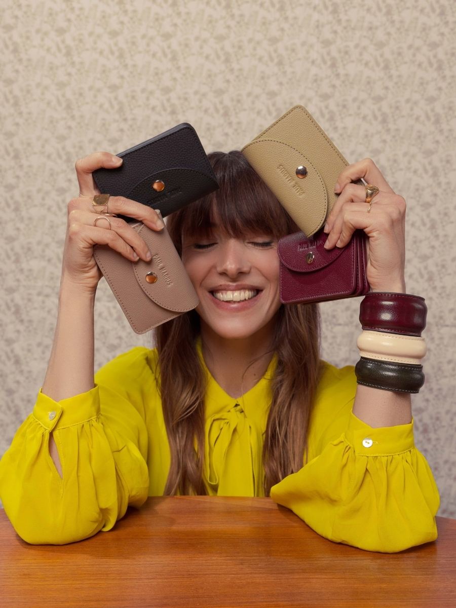 monedero-de-cuero-basile-taupe-vista-lateral-m75-bei