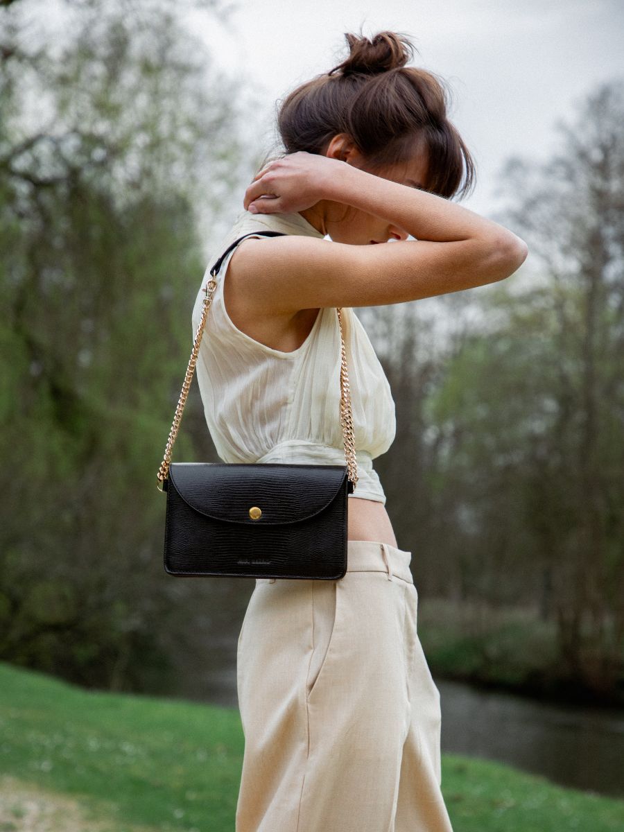 foto-vista-frontal-bolso-de-mano-de-cuero-negro-azabache-bertille-1960-paul-marius-w44-l-b