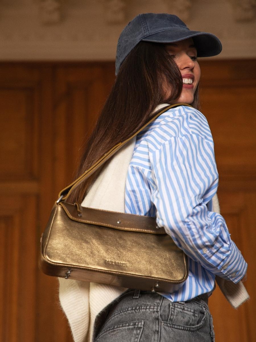 bolso-bandolera-dorado-billie-bronce-vista-llevado-w55-og
