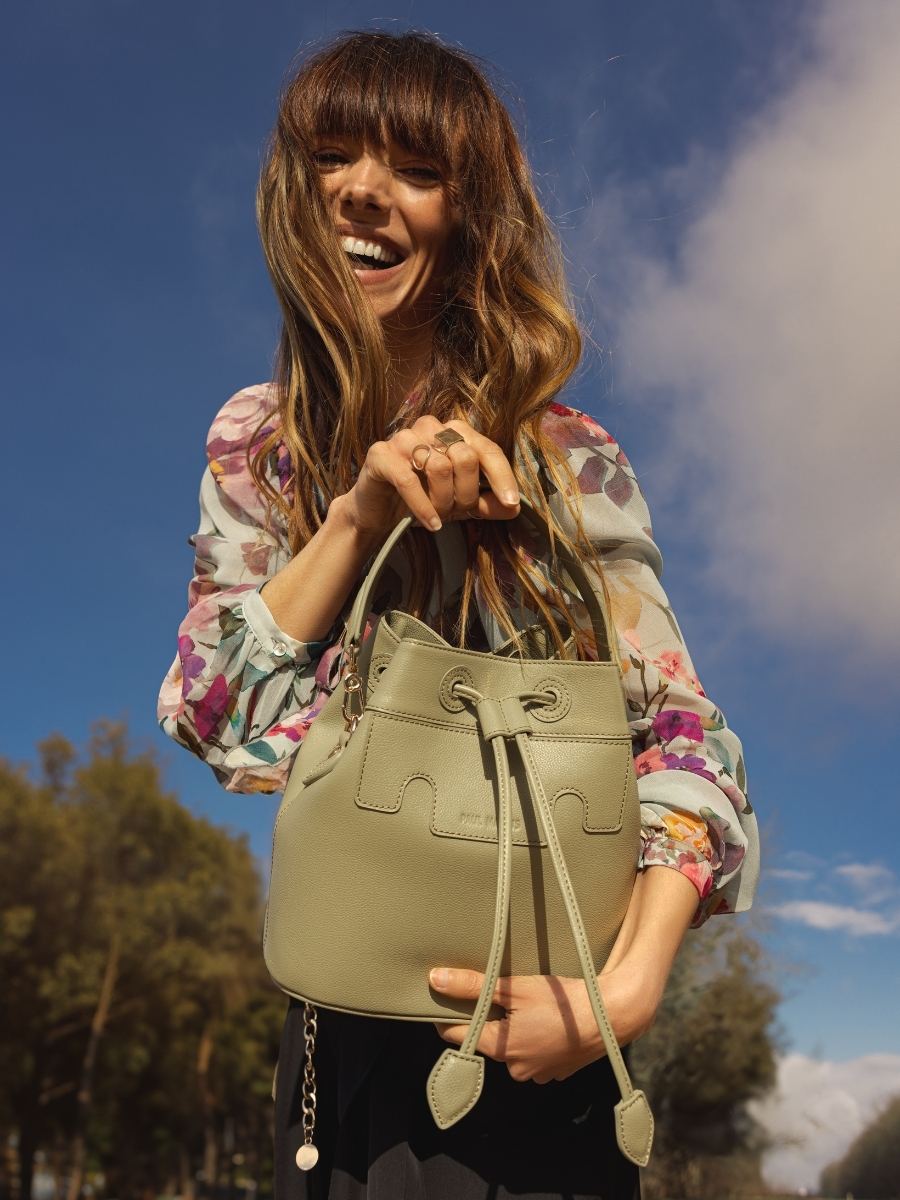 bolso-cubo-cuero-capucine-almendra-vista-lateral-w39-al