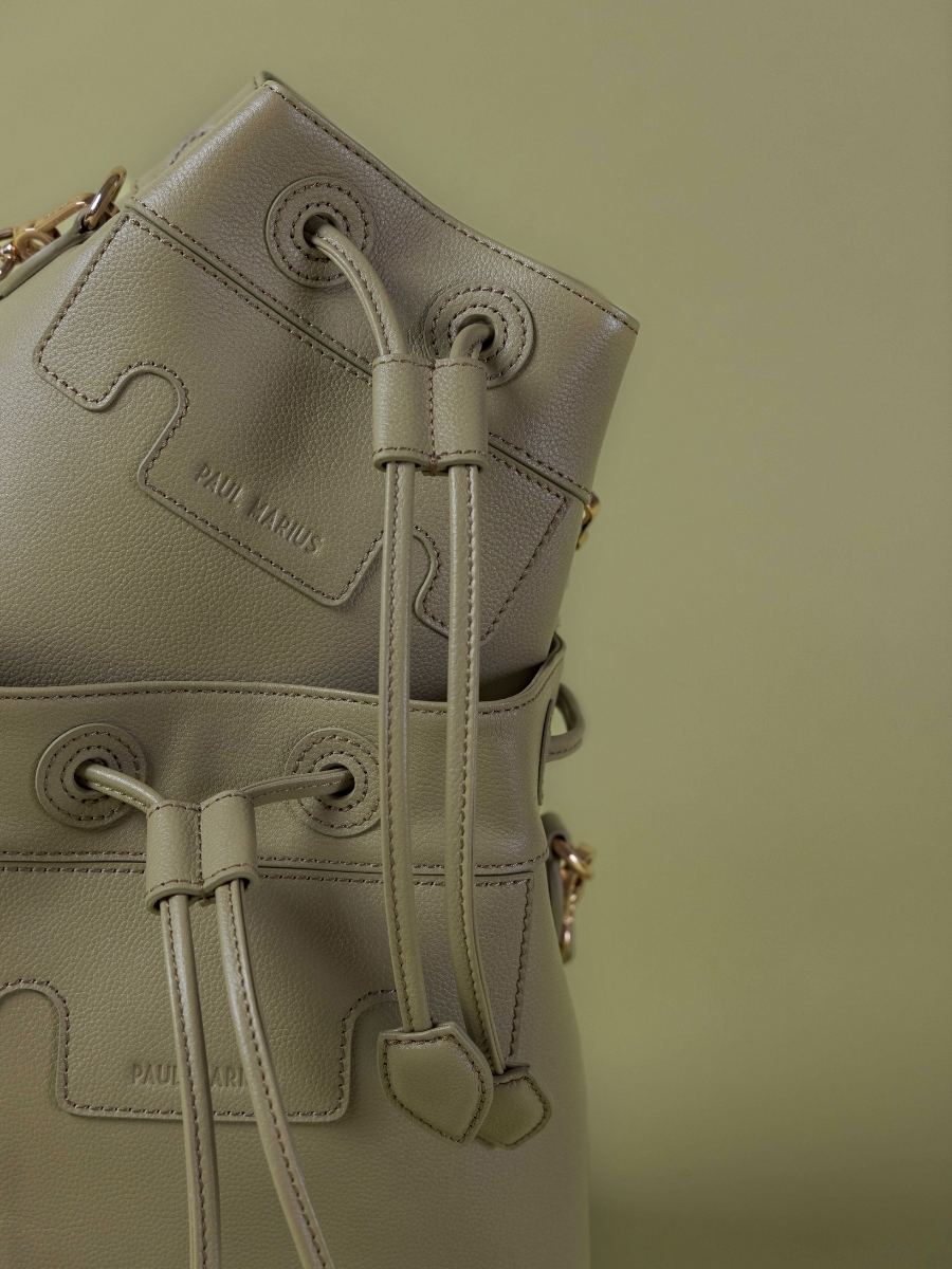 mini-bolso-cubo-de-cuero-capucine-xs-almendra-vista-zoom-material-w39xs-al