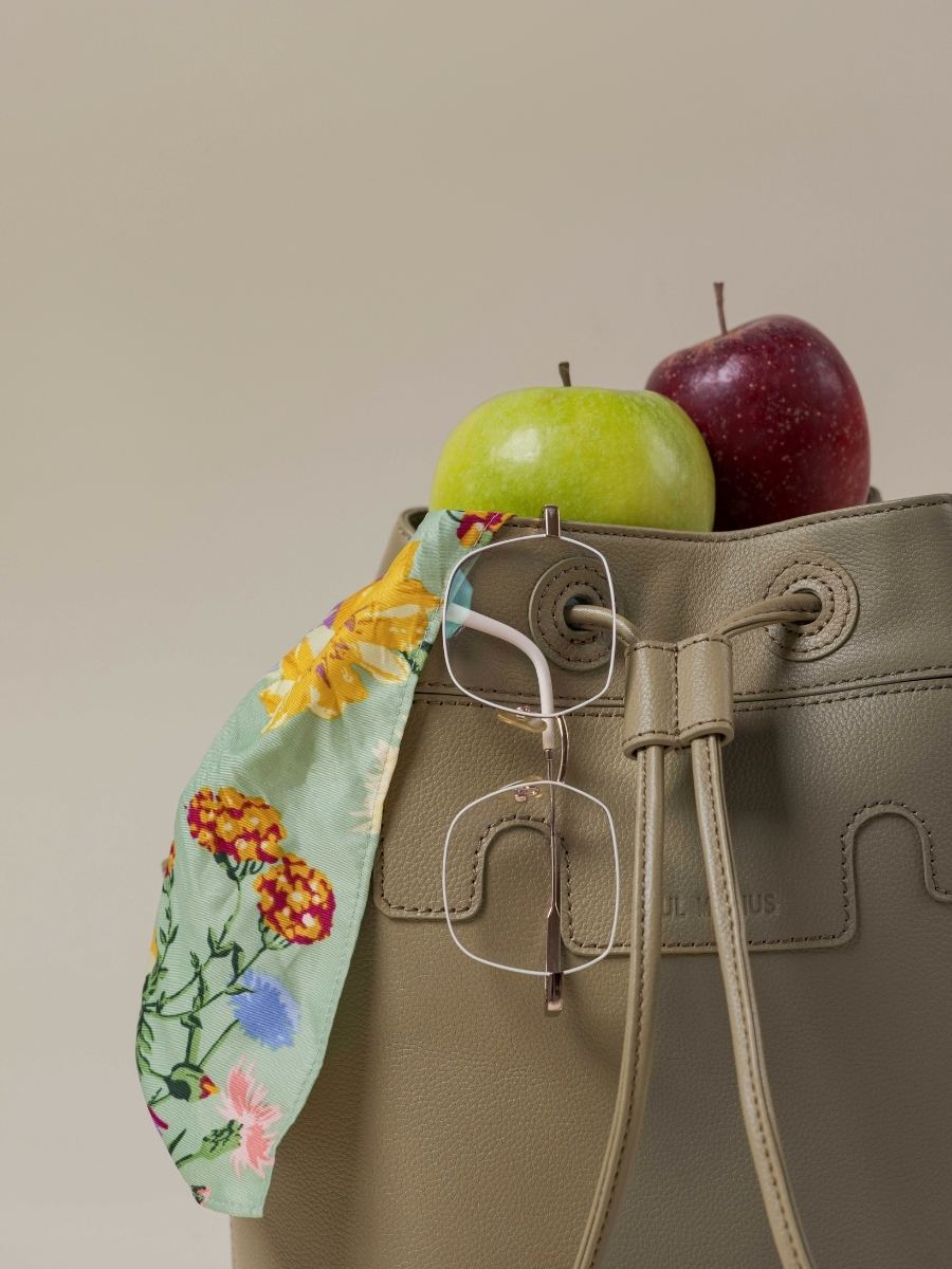 bolso-cubo-cuero-capucine-almendra-vista-zoom-material-w39-al