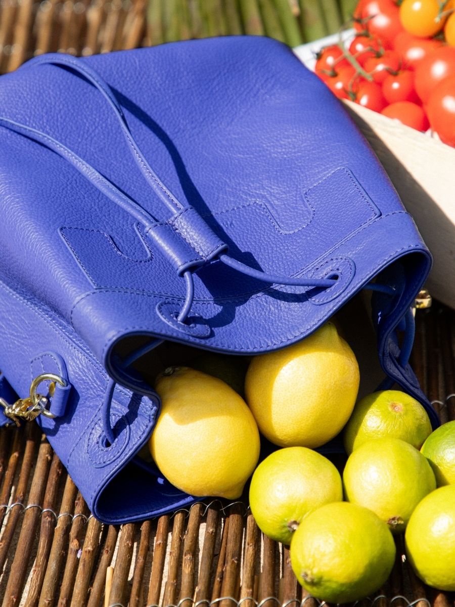 foto-vista-frontal-bolso-cubo-cuero-azur-capucine-azur-bleu-roi-paul-marius-w39-az-blu