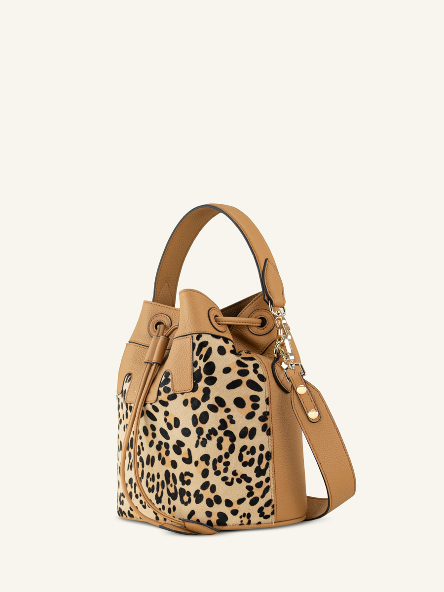 bolso-cubo-cuero-Capucine-leopardo-beige-vista-lateral-W39 L P-BEI