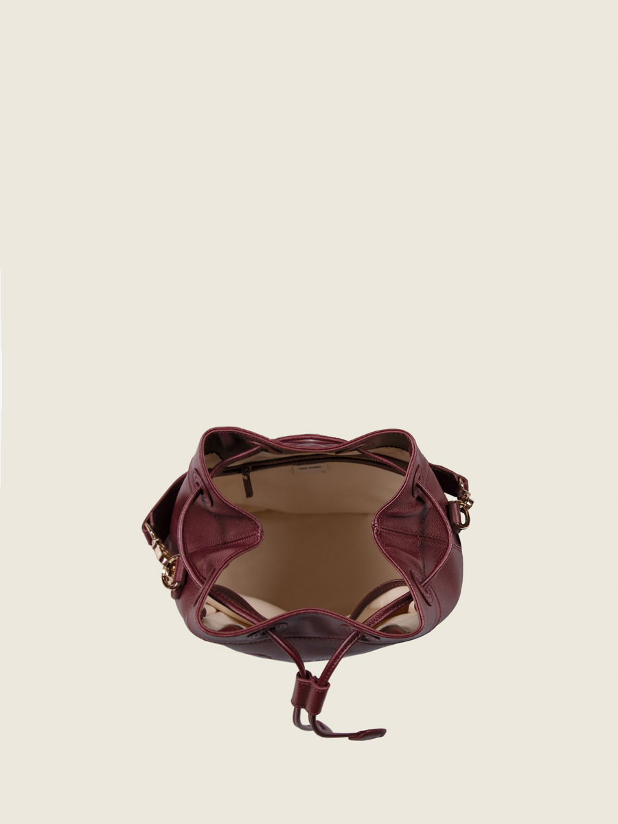 bolso-cubo-cuero-violeta-capucine-taupe-vista-llevado-w39-p