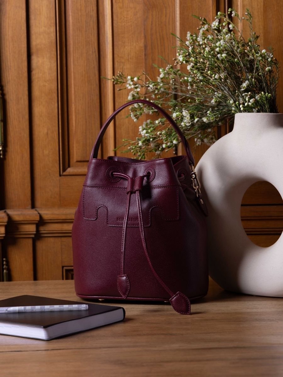 bolso-cubo-de-cuero-violeta-capucine-taupe-vista-zoom-materia-w39-p