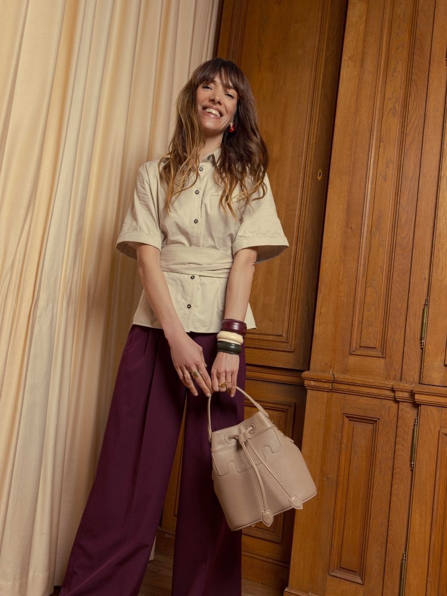 bolso-cubo-cuero-marrón-capucine-taupe-vista-lateral-w39-bei