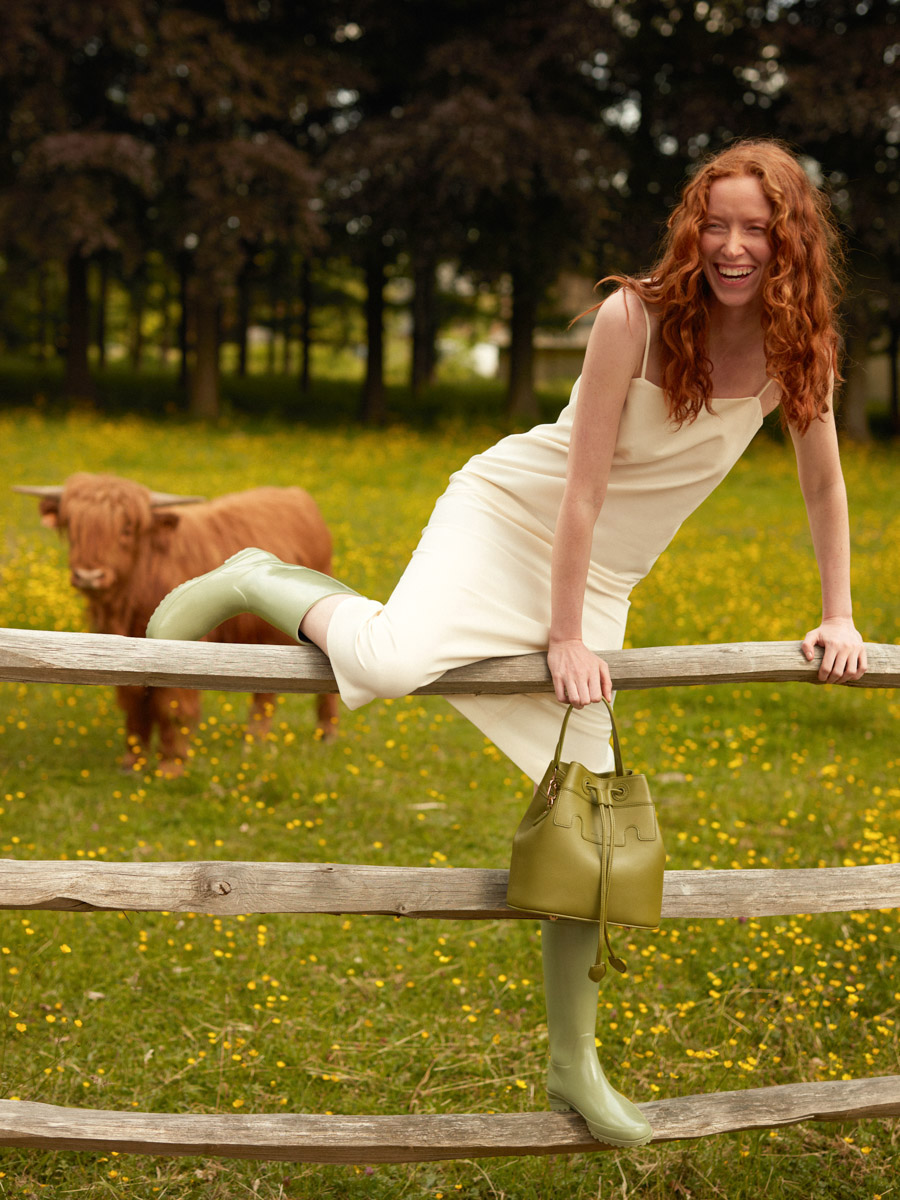 bolso-cubo-de-cuero-capucine-verde-oliva-vista-llevado-w39-gr-o