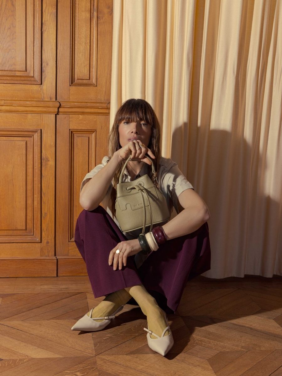 mini-bolso-cubo-de-cuero-capucine-xs-almendra-vista-lateral-w39xs-al