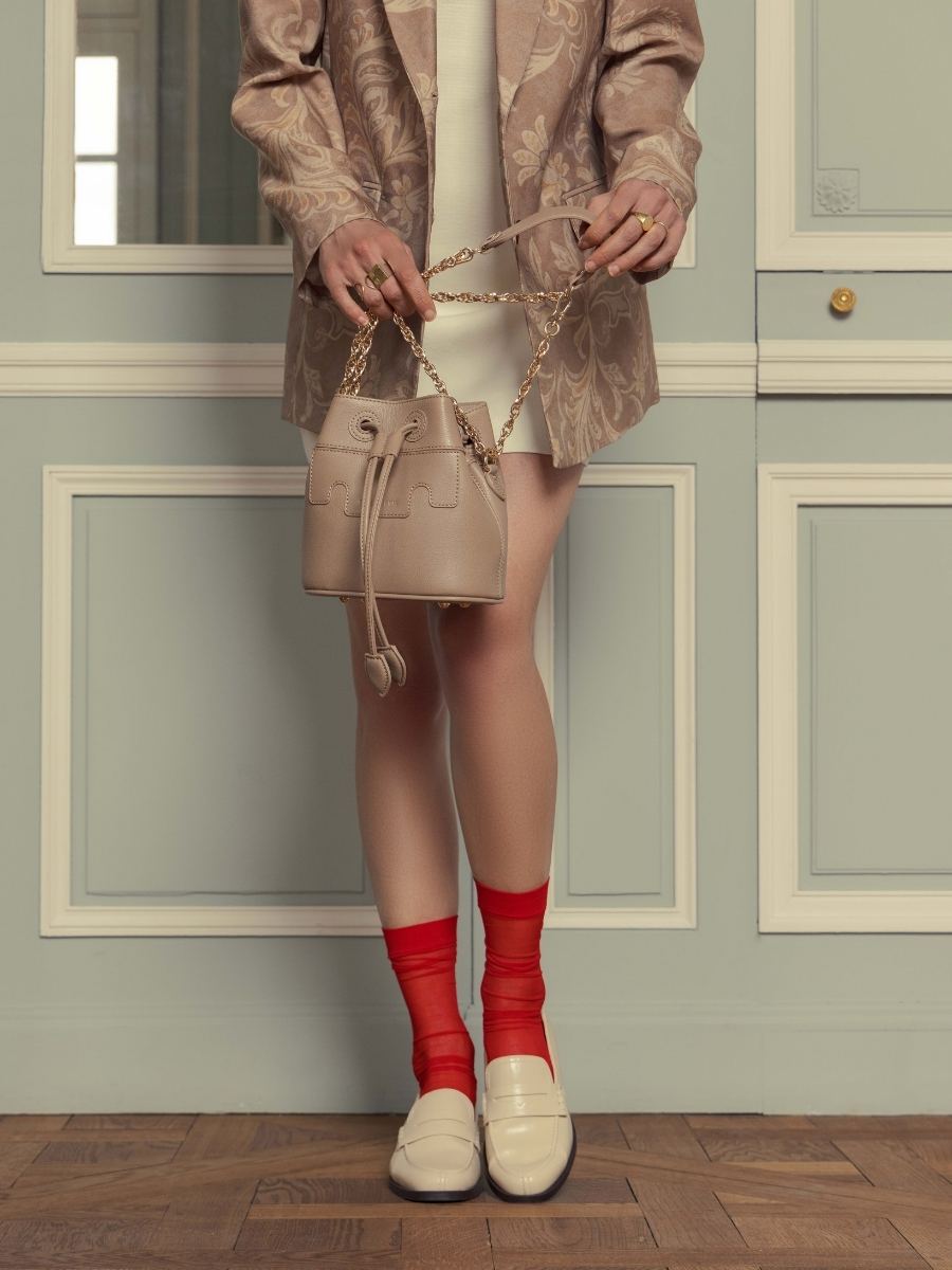 mini-bolso-cubo-de-cuero-capucine-xs-taupe-vista-lateral-w39xs-bei