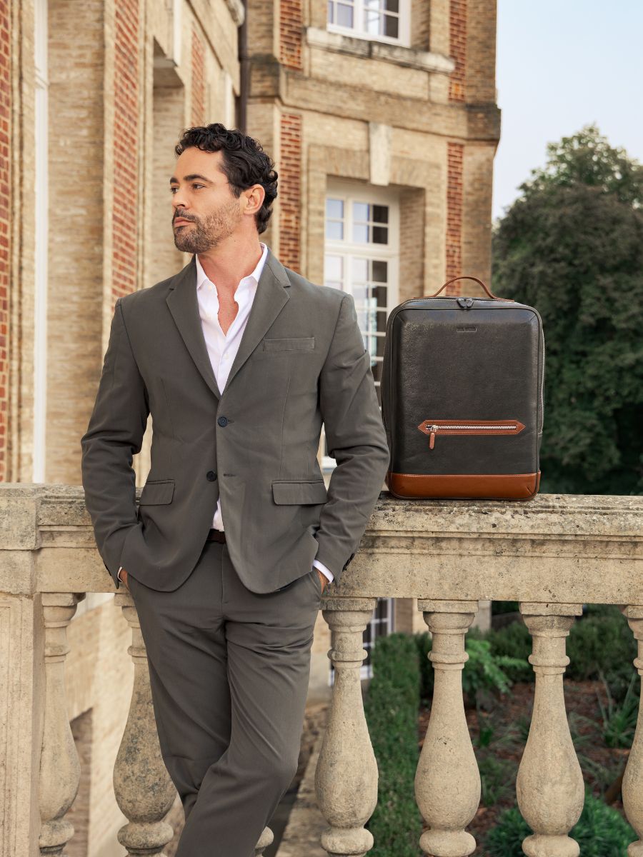 foto-vista-bolsa-mochila-cuero-verde-marrón-la-suite-charles-verde-inglés-natural-paul-marius-b11-gr-l