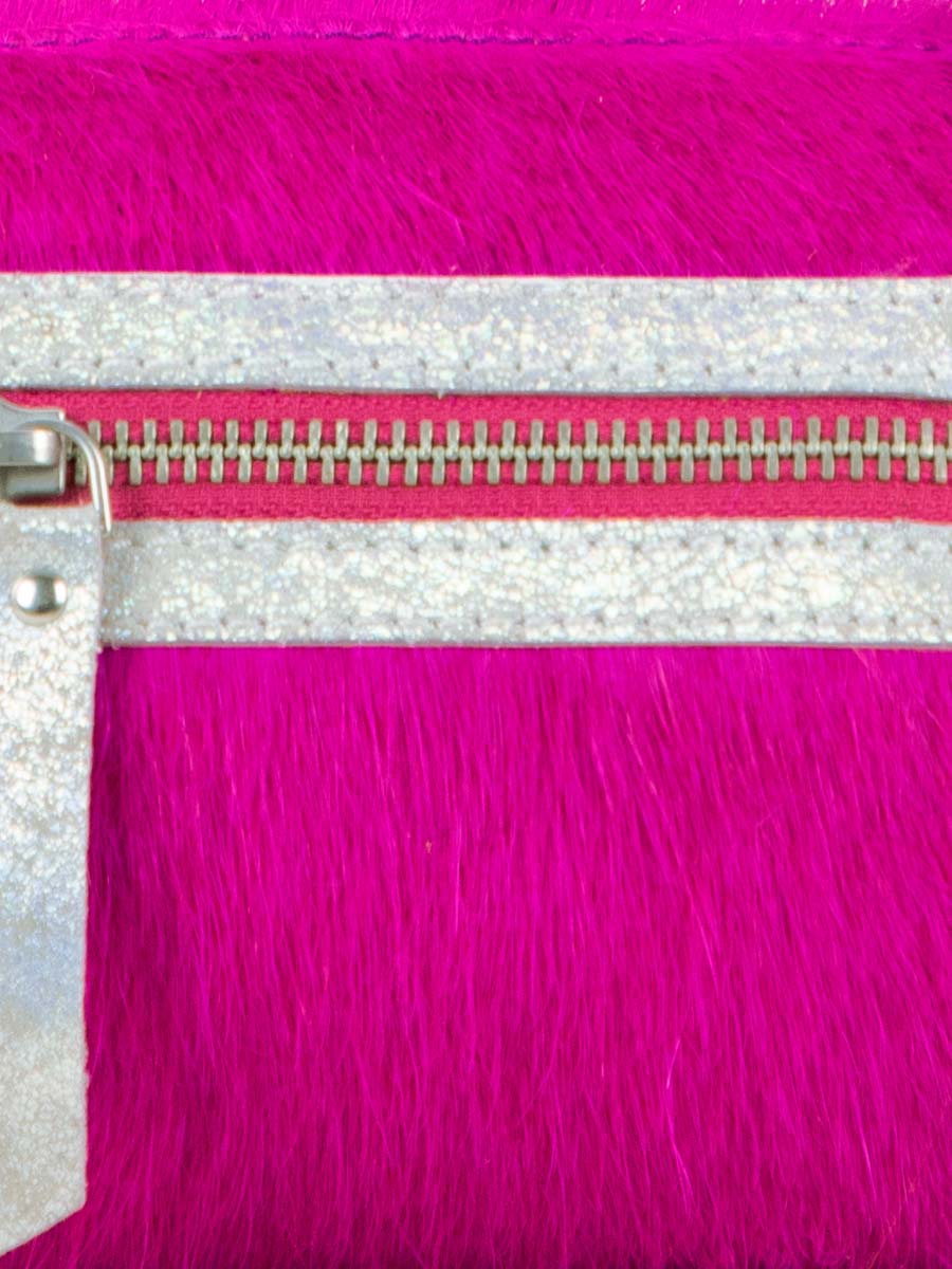 foto-vista-zoom-material-bolso-bandolera-cuero-rosa-charlie-creature-rosa-ácida-paul-marius-w30-crea-s-pi