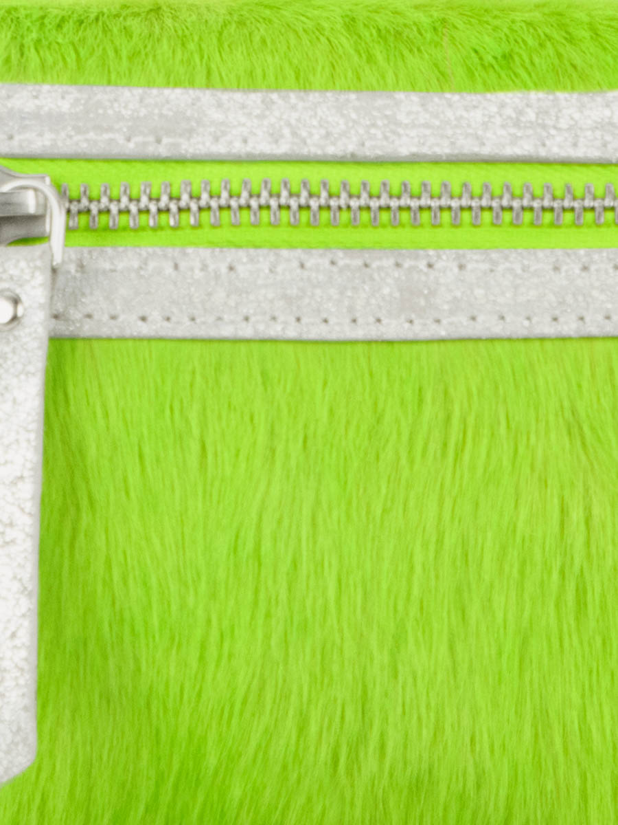 foto-vista-zoom-material-bolso-bandolera-cuero-verde-charlie-creature-verde-ácido-paul-marius-w30-crea-s-gr
