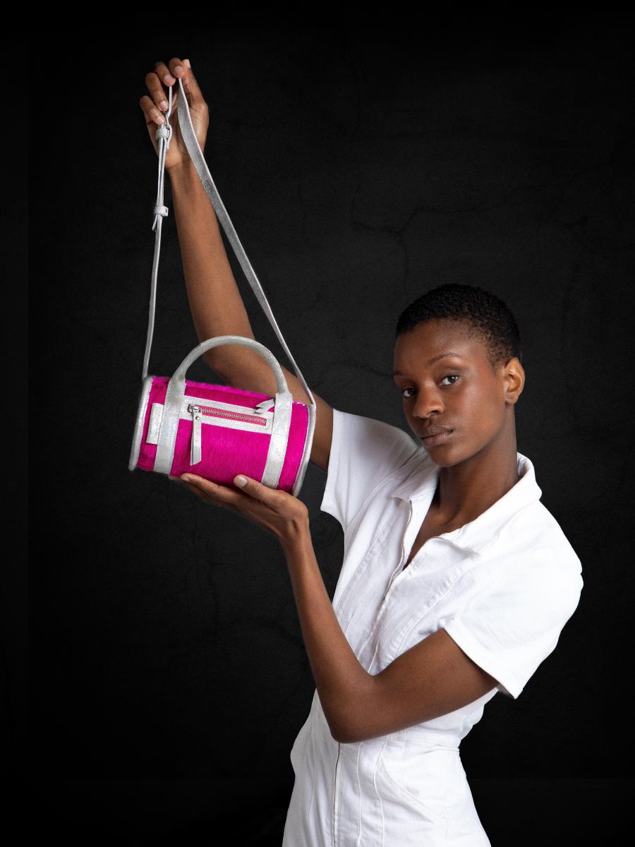 foto-vista-bolso-bandolera-cuero-rosa-charlie-creature-rosa-ácida-paul-marius-w30-crea-s-pi