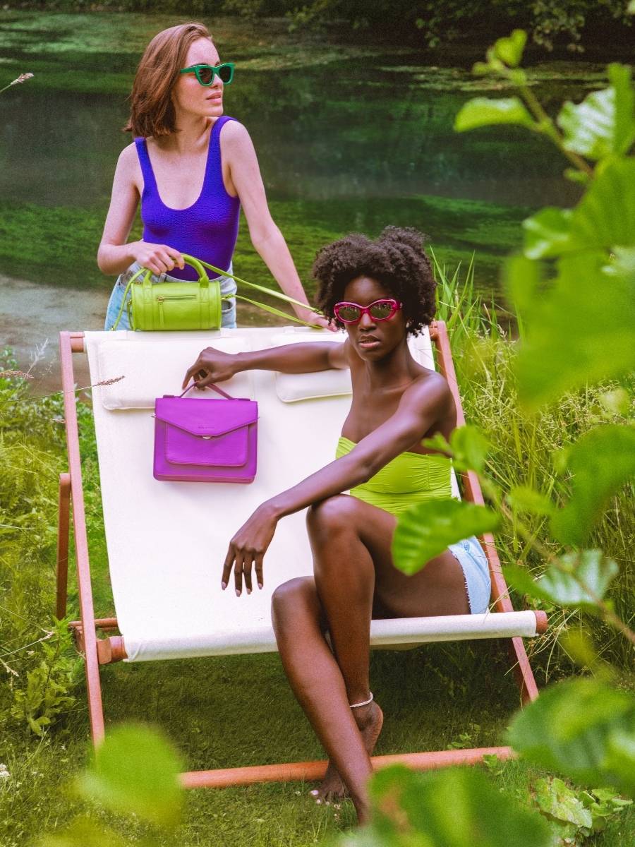 foto-en-primer-plano-material-mini-bolso-de-mano-cuero-verde-charlie-sorbet-manzana-paul-marius-w30-sb-lgr