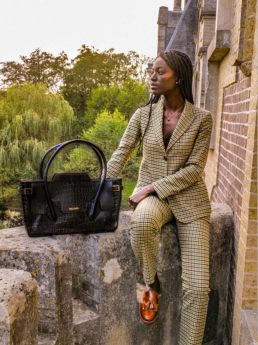 foto-vista-frontal-bolso-de-mano-de-cuero-para-mujer-madeleine-alligator-negro-paul-marius-w31-a-b