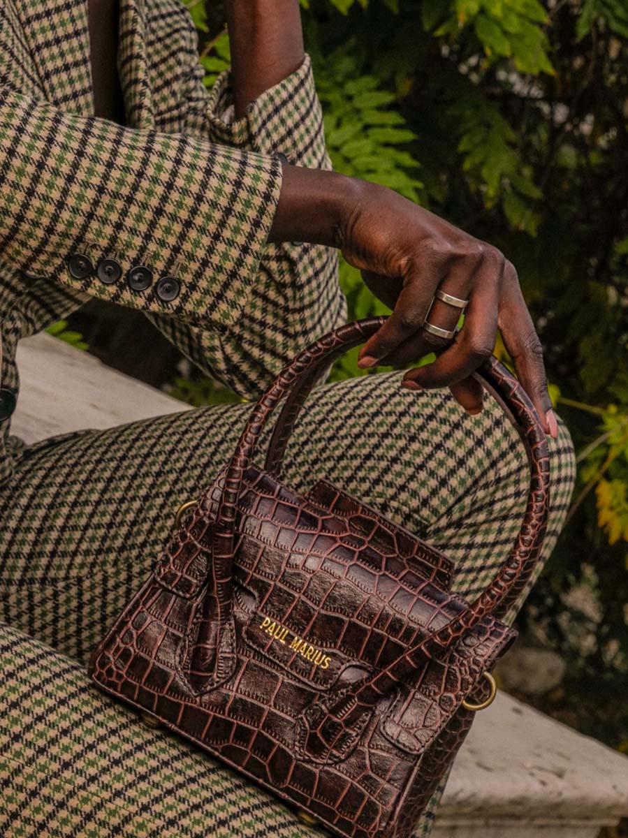 foto-vista-frontal-bolso-de-mano-de-cuero-para-mujer-colette-xs-alligator-marron-paul-marius-w28xs-a-db