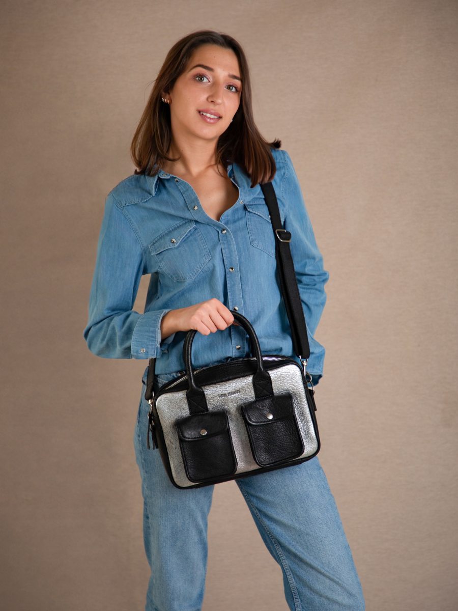 foto-en-primer-plano-material-bolso-de-mano-cuero-plateado-negro-ledandy-s-plateado-negro-paul-marius-w04s-s-b