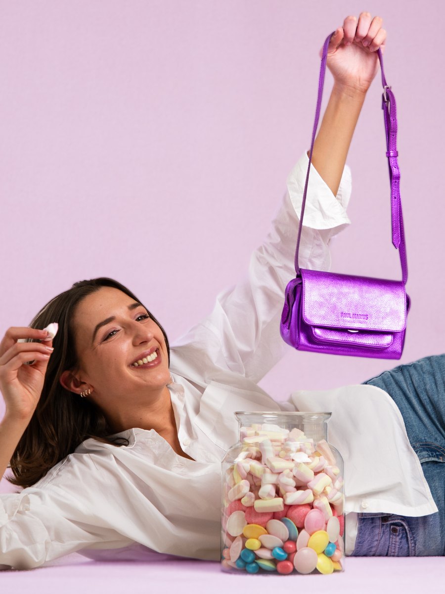 foto-vista-frontal-mini-bolso-bandolera-cuero-violeta-metalizado-diane-xs-bonbon-paul-marius-w35xs-m-p