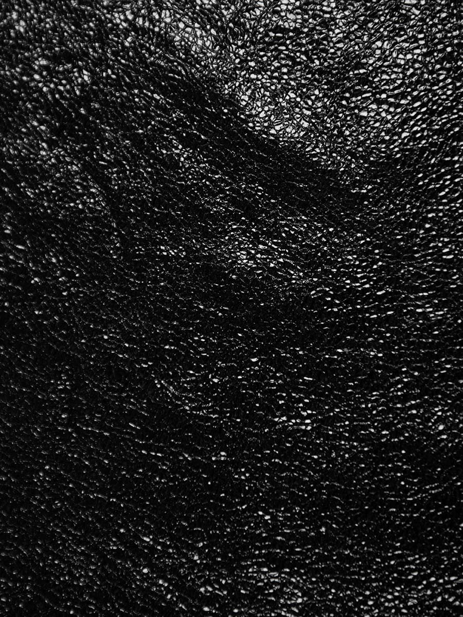 foto-en-primer-plano-material-bolso-mano-cuero-negro-brillante-ledandy-eclipse-paul-marius-w04-m-b