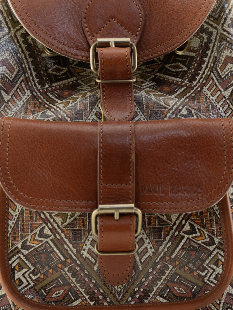 foto-en-primer-plano-material-mochila-cuero-multicolor-lebaroudeur-esperanza-paul-marius-m40-mex