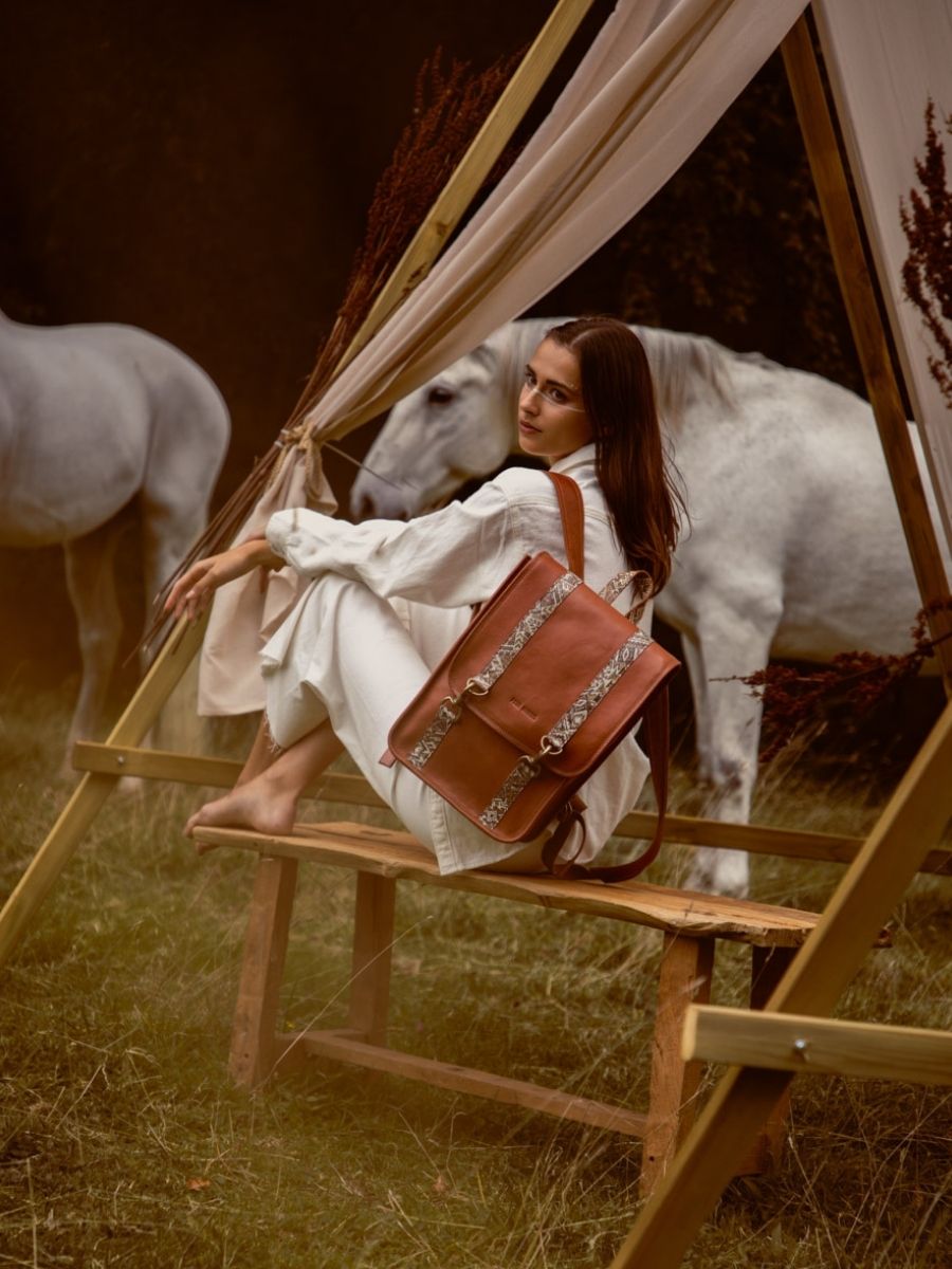 foto-vista-frontal-mochila-de-cuero-multicolor-lecoursier-esperanza-paul-marius-m03-mex