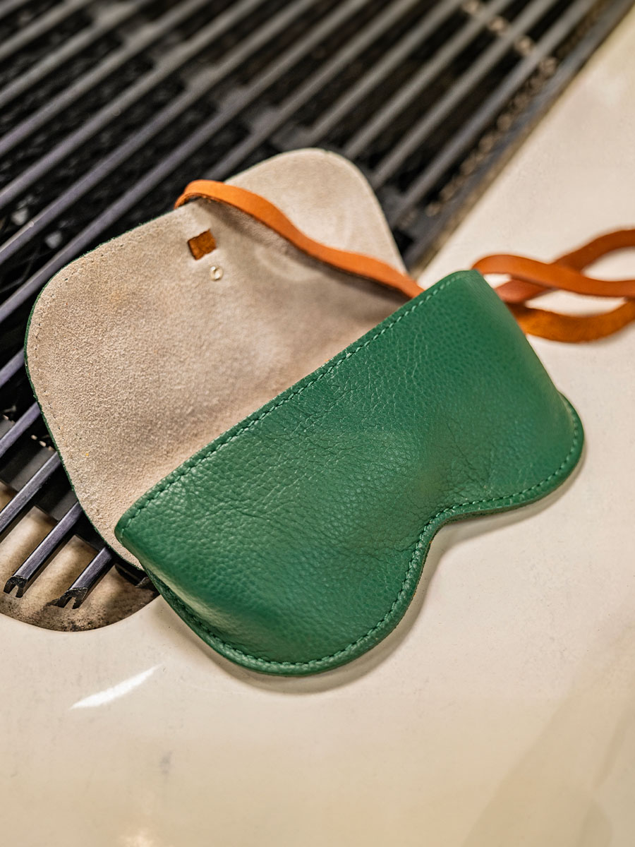 foto-vista-interior-estuche-para-gafas-cuero-verde-estuche-para-gafas-le-mans-clásico-paul-marius-m49-lemans-dg