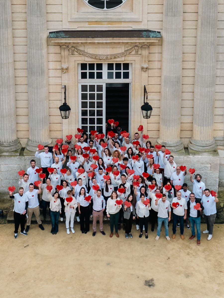 foto-vista-con-insignia-de-cuero-rojo-lebadge-coeur-enchoeur-rouge-paul-marius-hb-r