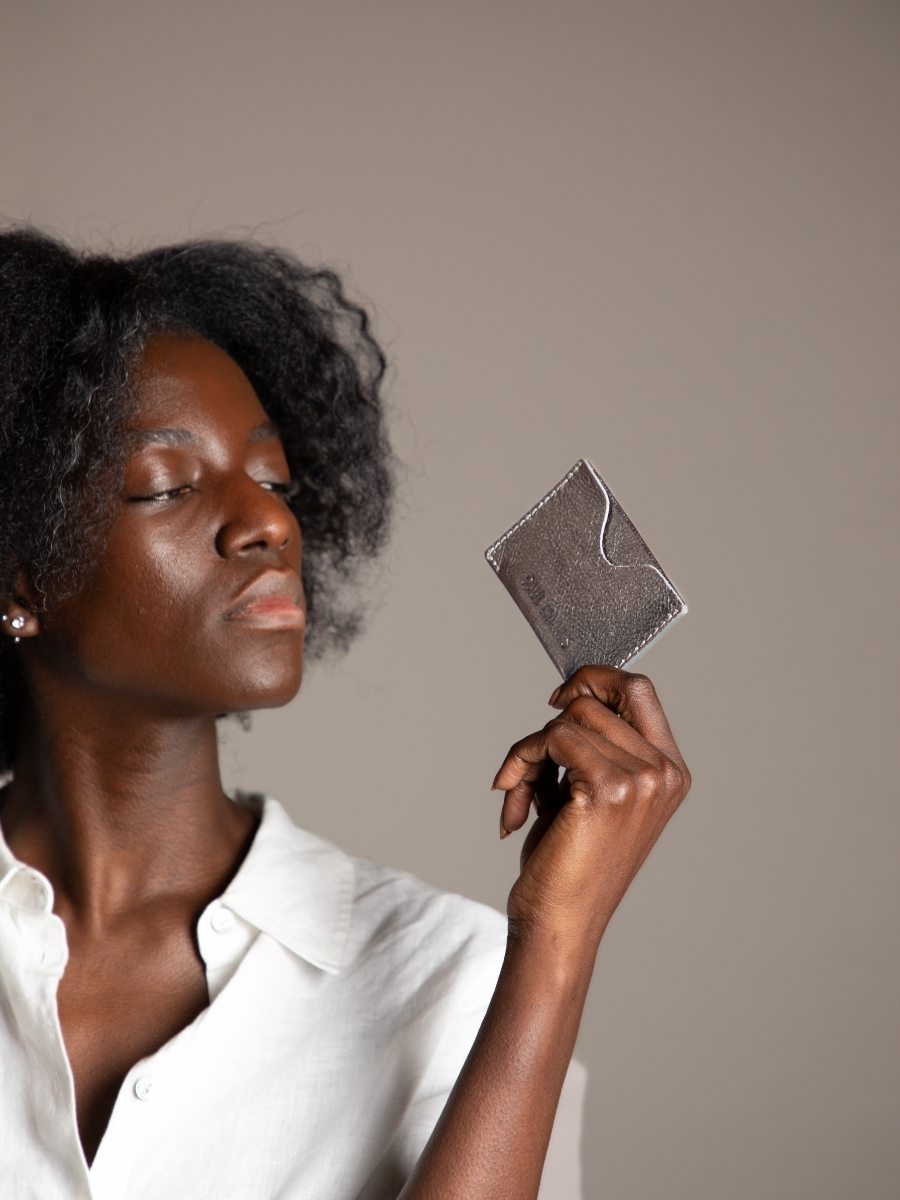 foto-vista-tarjetero-cuero-plateado-tarjetero-gabin-acero-paul-marius-m55-gm