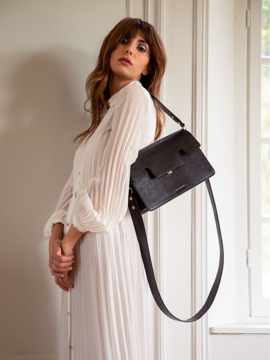 foto-vista-frontal-bolso-baguette-cuero-negro-azabache-gabrielle-1960-paul-marius-w42-l-b